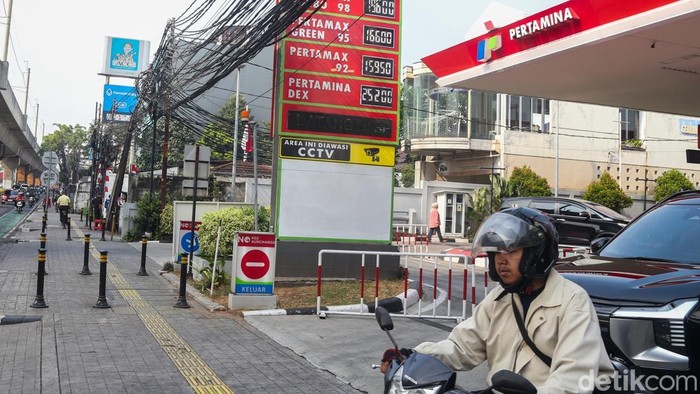 Warga membeli bahan bakar minyak (BBM) di SPBU Pertamina kawasan Cilandak, Jakarta, Selasa (1/9/2026). PT Pertamina Patra Niaga melakukan penyesuaian harga sejumlah produk BBM non subsidi per 1 September 2026.