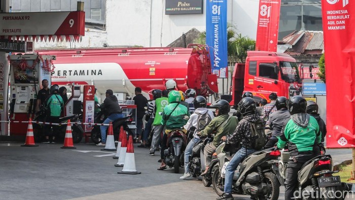 Warga membeli bahan bakar minyak (BBM) di SPBU Pertamina kawasan Cilandak, Jakarta, Selasa (1/9/2026). PT Pertamina Patra Niaga melakukan penyesuaian harga sejumlah produk BBM non subsidi per 1 September 2026.