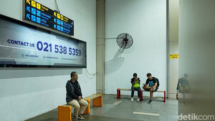 Suasana Stasiun BNI City, Jakarta Pusat, terpantau sepi pada Selasa siang (1/9/2026), hari pertama Stasiun Karet resmi ditutup dan penumpang commuter line beralih rute.

Suasana Stasiun BNI City terpantau lengang pada siang hari, bertepatan dengan hari pertama penutupan Stasiun Karet.