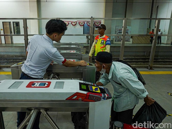 Suasana Stasiun BNI City, Jakarta Pusat, terpantau sepi pada Selasa siang (1/9/2026), hari pertama Stasiun Karet resmi ditutup dan penumpang commuter line beralih rute.

Suasana Stasiun BNI City terpantau lengang pada siang hari, bertepatan dengan hari pertama penutupan Stasiun Karet.