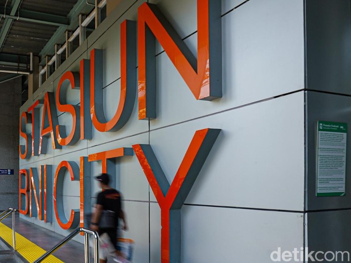 Suasana Stasiun BNI City, Jakarta Pusat, terpantau sepi pada Selasa siang (1/9/2026), hari pertama Stasiun Karet resmi ditutup dan penumpang commuter line beralih rute.

Suasana Stasiun BNI City terpantau lengang pada siang hari, bertepatan dengan hari pertama penutupan Stasiun Karet.
