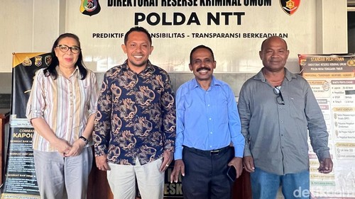 Harun Natonis (kedua dari kanan) saat membuat laporan polisi di Mapolda NTT, yang didampingi kuasa hukumnya, Selasa (1/9/2026).