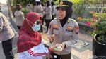 Rayakan HUT ke-78, Polwan Kediri Bagikan Sayuran Gratis ke Warga