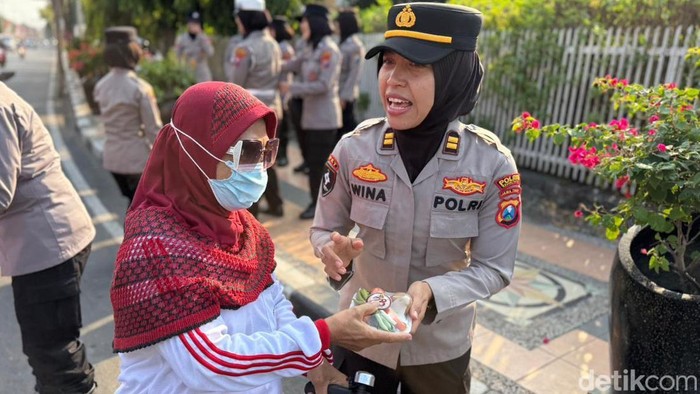 HUT ke-78 Polwan, Polisi di Kediri Bagikan Sayuran ke Pengguna Jalan