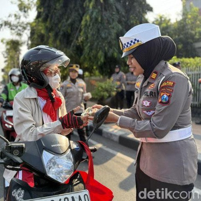 Rayakan HUT ke-78, Polwan Kediri Bagikan Sayuran Gratis ke Warga