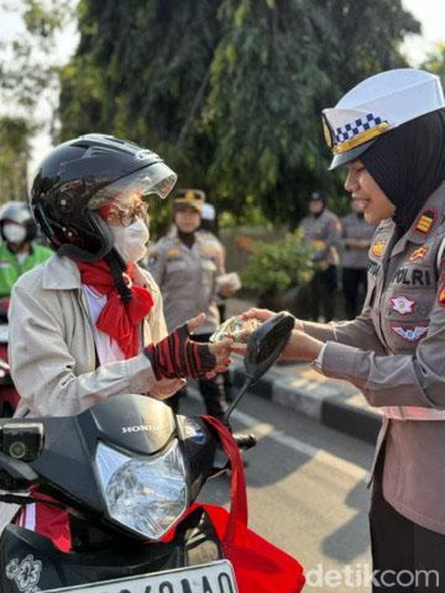 Rayakan HUT ke-78, Polwan Kediri Bagikan Sayuran Gratis ke Warga