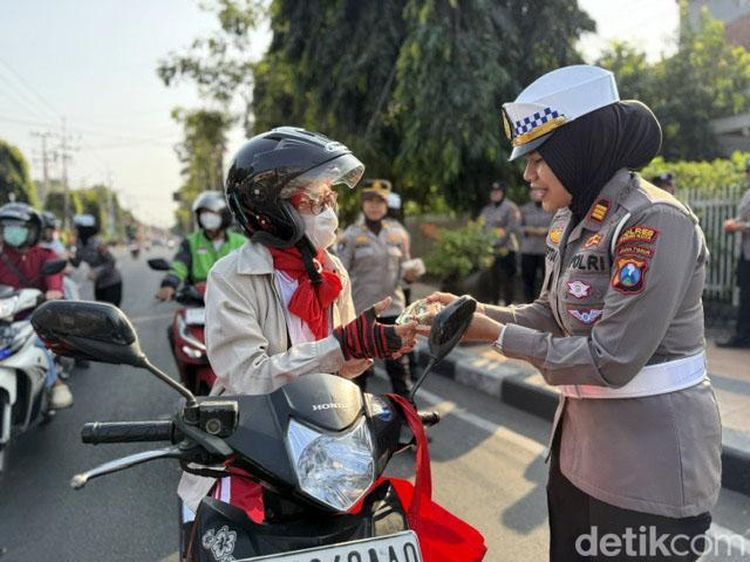 Rayakan HUT ke-78, Polwan Kediri Bagikan Sayuran Gratis ke Warga