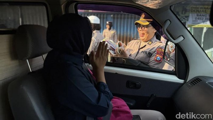 HUT ke-78 Polwan, Polisi di Kediri Bagikan Sayuran ke Pengguna Jalan