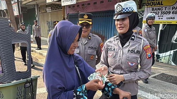 HUT ke-78 Polwan, Polisi di Kediri Bagikan Sayuran ke Pengguna Jalan