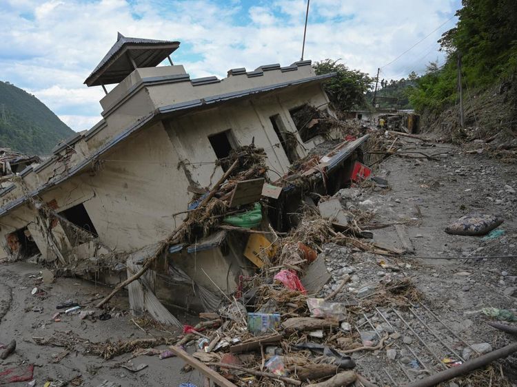 Bingkai Sepekan: Bencana Alam dari Banjir Nepal hingga Karhutla Kalimantan