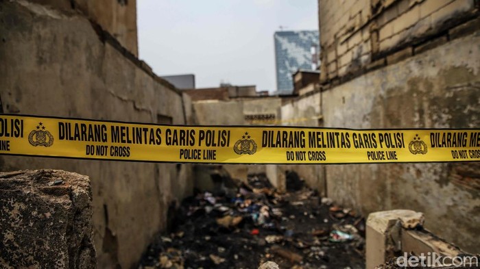 Sejumlah warga melintas di kawasan kebakaran Jalan Batu Ceper, Kebon Kelapa, Gambir, Jakarta Pusat, Selasa (1/9/2026).