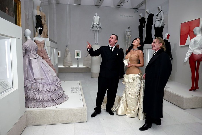 NEW YORK, NEW YORK - MAY 04: (L-R) Alexis Roche, Kylie Jenner and John Galliano attend the 2026 Met Gala celebrating 