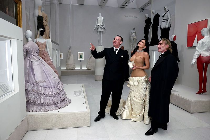 John Galliano NEW YORK, NEW YORK - MAY 04: (L-R) Alexis Roche, Kylie Jenner and John Galliano attend the 2026 Met Gala celebrating