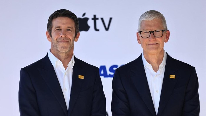John Ternus dan Tim Cook