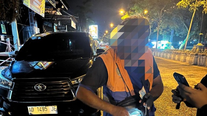 Jukir yang menarik tarif parkir di Ponorogo Rp 20 ribu