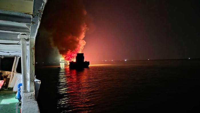 Kapal terbakar di Bombana.