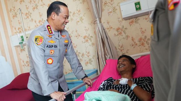 Kapolda Metro Jaya Komjen Asep Edi Suheri memberikan dukungan dan semangat kepada dua personel Polri dan pengemudi ojol yang masih dirawat di RS Polri. (dok Istimewa) Kapolda Metro Jaya Komjen Asep Edi Suheri memberikan dukungan dan semangat kepada dua personel Polri dan pengemudi ojol yang masih dirawat di RS Polri. (dok Istimewa)