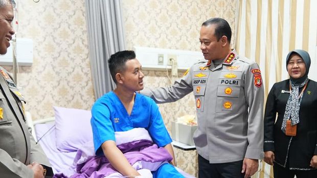 Kapolda Metro Jaya Komjen Asep Edi Suheri memberikan dukungan dan semangat kepada dua personel Polri dan pengemudi ojol yang masih dirawat di RS Polri. (dok Istimewa) Kapolda Metro Jaya Komjen Asep Edi Suheri memberikan dukungan dan semangat kepada dua personel Polri dan pengemudi ojol yang masih dirawat di RS Polri. (dok Istimewa)