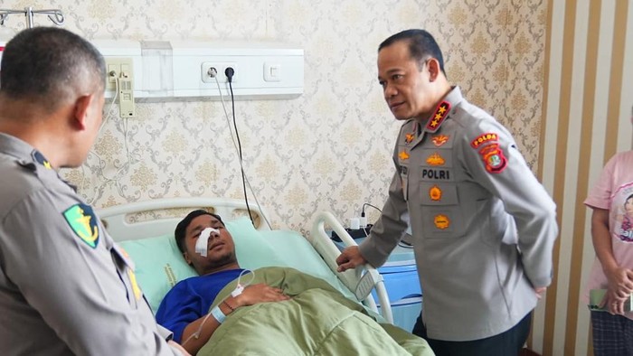 Kapolda Metro Jaya Komjen Asep Edi Suheri memberikan dukungan dan semangat kepada dua personel Polri dan pengemudi ojol yang masih dirawat di RS Polri. (dok Istimewa)