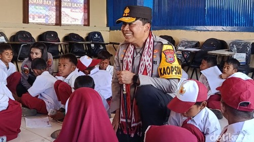 Kapolda NTT Irjen Rudi Darmoko bersama siswa MI Al-Hidayah Pulau Kukusan yang direnovasi Polda NTT, Selasa (1/9/2026). (Ambrosius Ardin)