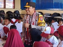 Kapolda NTT Salurkan Bantuan Korban Gempa di Pulau Kukusan TN Komodo