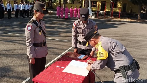 Kasat Lantas Polres Manggarai Barat Iptu Nadhira Bella Shafira saat upacara Sertijab di halaman Polres Manggarai Barat, Selasa (1/9/2026)