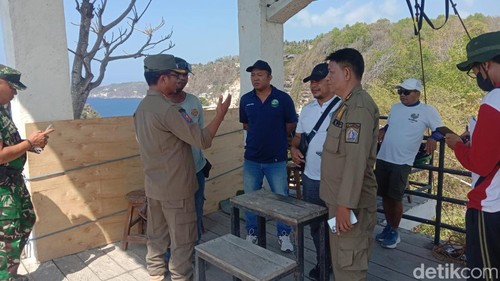Kasatpol PP dan Damkarmat Klungkung I Dewa Putu Suwarbawa melakukan sidak perizinan di kawasan Diamond Beach Nusa Penida, Klungkung, Bali.