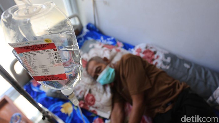 Petugas medis mendata ulang pasien Infeksi Saluran Pernapasan Akut (ISPA) saat menjalani perawatan di Puskesmas Samatiga, Aceh Barat, Aceh, Selasa (1/9/2026). Pusat Kesehatan Masyarakat Samatiga berupaya menambahkan kamar rawat inap dan petugas kesehatan untuk mengantisipasi meningkatnya pasien kasus ISPA yang sejak tiga bulan terakhir mengalami peningkatan dari 60 kasus pada bulan Juni, 99 kasus bulan Juli dan 125 kasus pada bulan Agustus 2026 akibat dampak kebakaran hutan dan lahan di wilayah itu. ANTARA FOTO/Syifa Yulinnas/YU