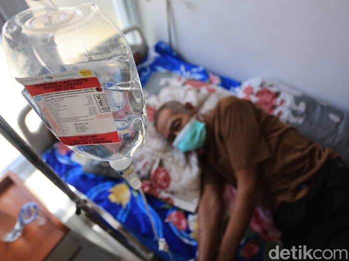 Petugas medis mendata ulang pasien Infeksi Saluran Pernapasan Akut (ISPA) saat menjalani perawatan di Puskesmas Samatiga, Aceh Barat, Aceh, Selasa (1/9/2026). Pusat Kesehatan Masyarakat Samatiga berupaya menambahkan kamar rawat inap dan petugas kesehatan untuk mengantisipasi meningkatnya pasien kasus ISPA yang sejak tiga bulan terakhir mengalami peningkatan dari 60 kasus pada bulan Juni, 99 kasus bulan Juli dan 125 kasus pada bulan Agustus 2026 akibat dampak kebakaran hutan dan lahan di wilayah itu. ANTARA FOTO/Syifa Yulinnas/YU