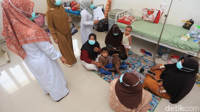 Petugas medis mendata ulang pasien Infeksi Saluran Pernapasan Akut (ISPA) saat menjalani perawatan di Puskesmas Samatiga, Aceh Barat, Aceh, Selasa (1/9/2026). Pusat Kesehatan Masyarakat Samatiga berupaya menambahkan kamar rawat inap dan petugas kesehatan untuk mengantisipasi meningkatnya pasien kasus ISPA yang sejak tiga bulan terakhir mengalami peningkatan dari 60 kasus pada bulan Juni, 99 kasus bulan Juli dan 125 kasus pada bulan Agustus 2026 akibat dampak kebakaran hutan dan lahan di wilayah itu. ANTARA FOTO/Syifa Yulinnas/YU