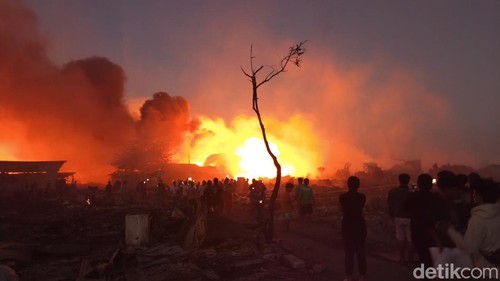 Kebakaran di Jalan Nakula, Denpasar, Selasa (1/9/2026). (Putu Yonata/detikBali)