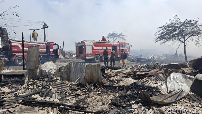 Kebakaran lahan di perbatasan antara Legian-Denpasar, tepatnya di Jalan Nakula, Gang Jatayu, Pemecutan Kelod, Denpasar Barat, Kota Denpasar, Bali, Selasa (1/9/2026).