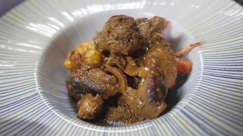 Keliling 100 Negara, Traveler Ini Pernah Makan Cacing hingga Otak Kambing