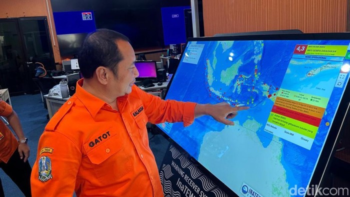 Kepala Pelaksana BPBD Jatim Gatot Soebroto saat menunjukkan titik panas melalui aplikasi Sipong.