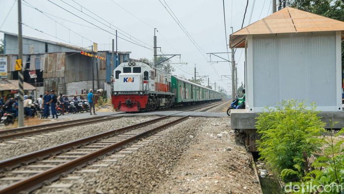Pengendara melintas di perlintasan sebidang di Tambun, Bekasi, Selasa (1/9/2026). Hingga 27 Agustus 2026, pembangunan gardu jaga perlintasan (JPL) pada 190 titik prioritas telah terealisasi di 154 lokasi atau mencapai 81,05 persen. Pembangunan terseb