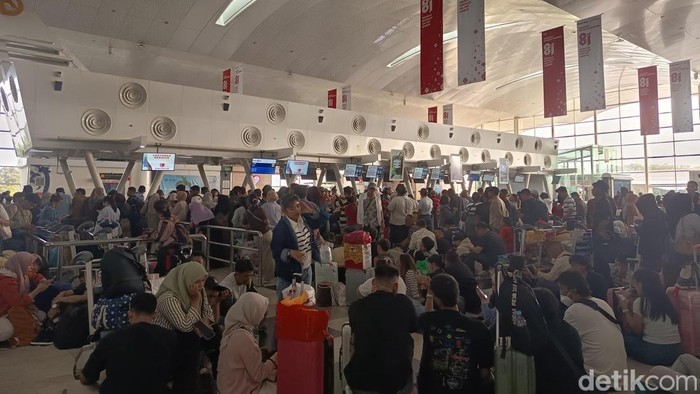 Kondisi calon penumpang yang mengalami delay di Bandara Kualanamu. (Foto: Kartika Sari/detikSumut).