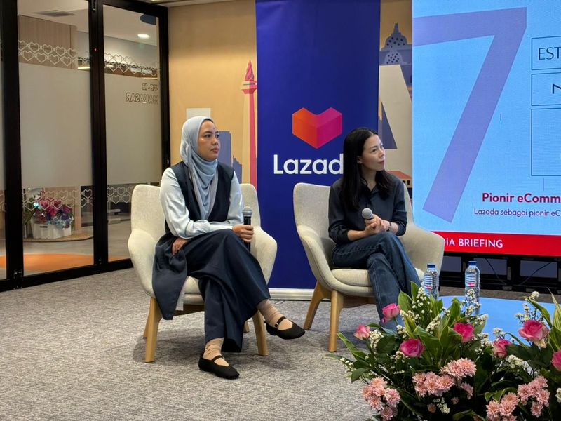 Country Online Manager Estée Lauder Indonesia Siska Mulyasaputri (kiri) dan Head of Business Growth and Operations Lazada Indonesia Amelia Tediarjo (kanan) di peluncuran LazMall Luxury di markas Lazada Indonesia, Thamrin, Jakarta Pusat, Selasa (1/9/2026).