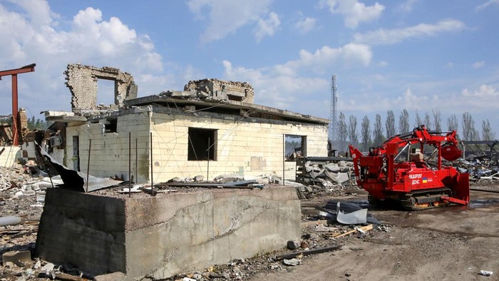 A burnt-out car stands beside a mileage sign showing distances to Zhytomyr and Kyiv in the village of Myla, Bucha district, Kyiv region, Ukraine, on August 31, 2026. On August 28, Russian troops struck an ammunition storage facility, sparking a fire 