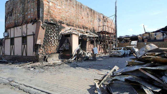 Ledakan Gudang Amunisi di Kyiv A burnt-out car stands beside a mileage sign showing distances to Zhytomyr and Kyiv in the village of Myla, Bucha district, Kyiv region, Ukraine, on August 31, 2026. On August 28, Russian troops struck an ammunition storage facility, sparking a fire and detonations. So far, 38 people have been confirmed dead, and four remain missing. Most of the victims - 34 people - were residents and staff of Dobryi Dim, a private boarding house for the elderly. Law enforcement has opened criminal proceedings under articles relating to the crime of aggression and negligent military service. (Photo by Volodymyr Tarasov/Ukrinform/NurPhoto via Getty Images)NO USE RUSSIA. NO USE BELARUS. (Photo by Ukrinform/NurPhoto via Getty Images)