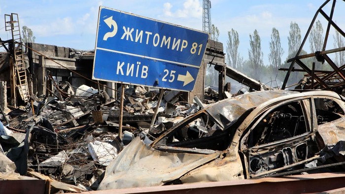Ledakan Gudang Amunisi di Kyiv A burnt-out car stands beside a mileage sign showing distances to Zhytomyr and Kyiv in the village of Myla, Bucha district, Kyiv region, Ukraine, on August 31, 2026. On August 28, Russian troops struck an ammunition storage facility, sparking a fire and detonations. So far, 38 people have been confirmed dead, and four remain missing. Most of the victims - 34 people - were residents and staff of Dobryi Dim, a private boarding house for the elderly. Law enforcement has opened criminal proceedings under articles relating to the crime of aggression and negligent military service. (Photo by Volodymyr Tarasov/Ukrinform/NurPhoto via Getty Images)NO USE RUSSIA. NO USE BELARUS. (Photo by Ukrinform/NurPhoto via Getty Images)