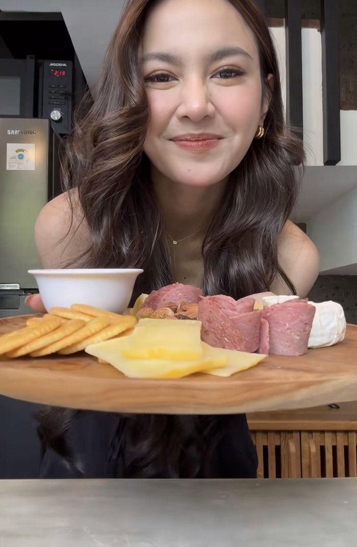Mahalini Jago Masak dan Kulineran, Bikin Sop Iga hingga Minum Matcha di Kafe