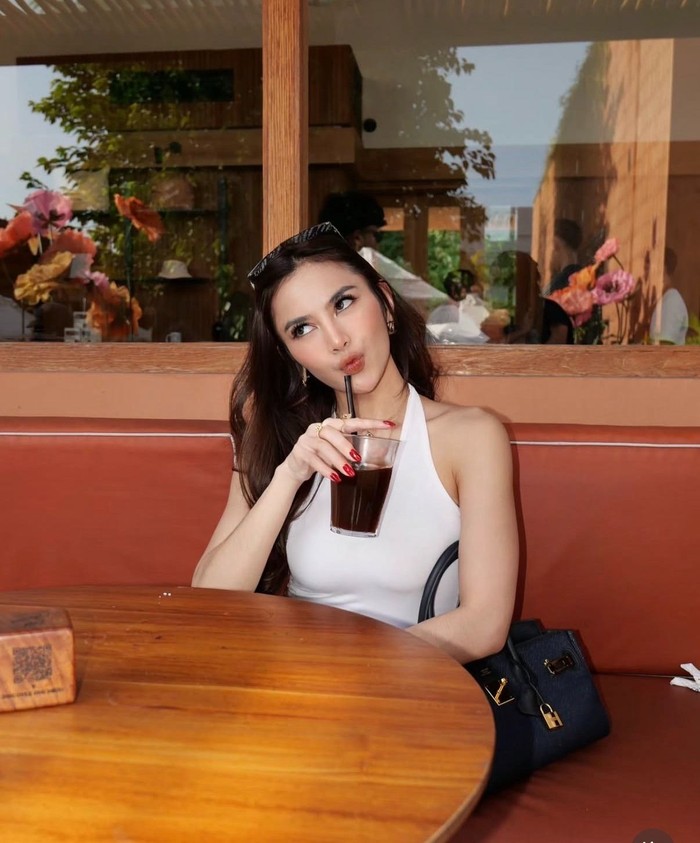 Mahalini Jago Masak dan Kulineran, Bikin Sop Iga hingga Minum Matcha di Kafe