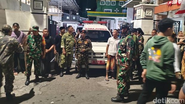 MBG Sidoarjo Puluhan personel TNI berjaga di gerbang Ponpes Manbaul Hikam, Tanggulangin, Sidoarjo setelah ratusan santri keracunan usai santap MBG