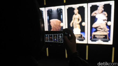 Pengunjung melihat pameran imersif Purwacarita Borobudur di Galeri Indonesia Kaya, Grand Indonesia, Jakarta, Selasa (1/9/2026). 

Galeri Indonesia Kaya berkolaborasi dengan Bening Digital Indonesia dan Curaweda, Purwacarita Borobudur menyajikan riset dan fakta sejarah yang telah tervalidasi sebagai pijakan utama buat membangun cerita. Sebuah pengalaman imersif berbasis Ethical AI yang memadukan teknologi, sejarah, dan budaya, dimana pengunjung akan diajak menelusuri kembali asal mula dan kisah di balik Candi Borobudur.