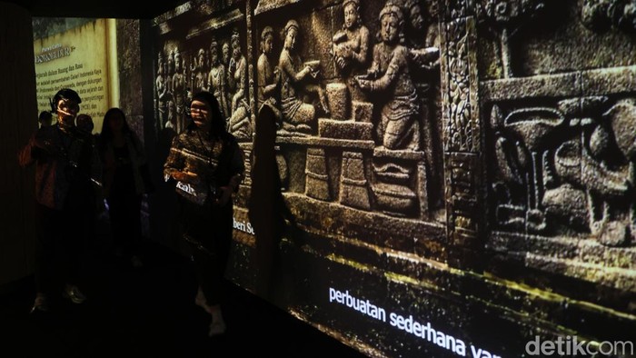 Pengunjung melihat pameran imersif Purwacarita Borobudur di Galeri Indonesia Kaya, Grand Indonesia, Jakarta, Selasa (1/9/2026). 

Galeri Indonesia Kaya berkolaborasi dengan Bening Digital Indonesia dan Curaweda, Purwacarita Borobudur menyajikan riset dan fakta sejarah yang telah tervalidasi sebagai pijakan utama buat membangun cerita. Sebuah pengalaman imersif berbasis Ethical AI yang memadukan teknologi, sejarah, dan budaya, dimana pengunjung akan diajak menelusuri kembali asal mula dan kisah di balik Candi Borobudur.