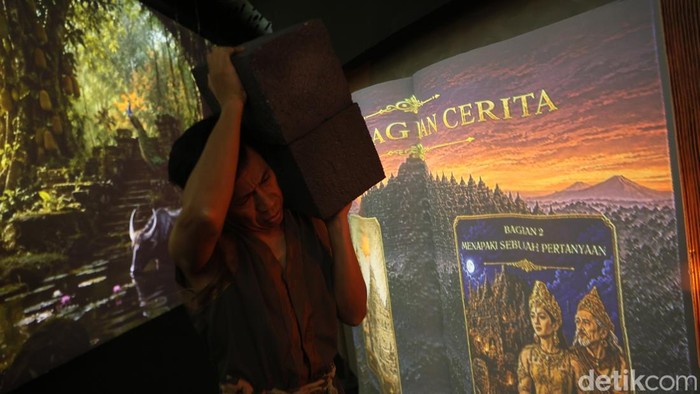 Pengunjung melihat pameran imersif Purwacarita Borobudur di Galeri Indonesia Kaya, Grand Indonesia, Jakarta, Selasa (1/9/2026). 

Galeri Indonesia Kaya berkolaborasi dengan Bening Digital Indonesia dan Curaweda, Purwacarita Borobudur menyajikan riset dan fakta sejarah yang telah tervalidasi sebagai pijakan utama buat membangun cerita. Sebuah pengalaman imersif berbasis Ethical AI yang memadukan teknologi, sejarah, dan budaya, dimana pengunjung akan diajak menelusuri kembali asal mula dan kisah di balik Candi Borobudur.