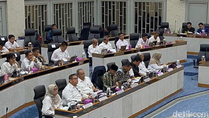 Menteri Kehutanan Raja Juli mengusulkan tambahan anggaran Rp 6,2 triliun untuk sewa helikopter dan water bomber dalam penanganan kebakaran hutan dalam rapat dengan Komisi IV DPR, Selasa (1/9).