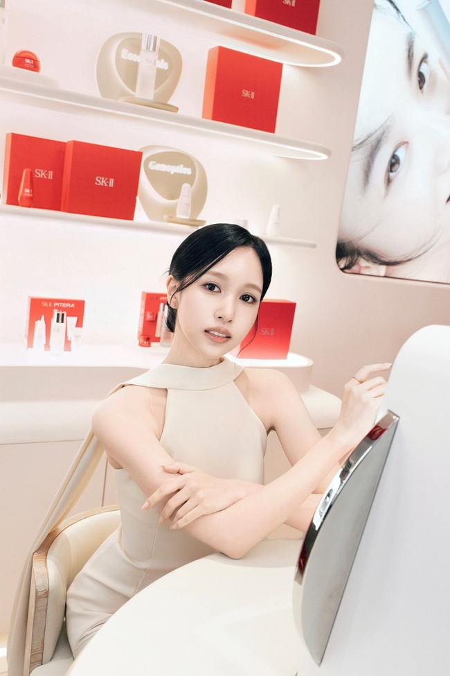 Mina tampil elegan dengan gaun panjang warna champagne, riasan minimalis, dan rambut sleek bun. Foto: Dok. SK-II