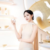 Kulit wajah glowing dan flawless sukses mencuri perhatian. Tak perlu makeup tebal untuk tampil cantik, cukup cushion tipis, sedikit blush on dan pulasan lip tint glossy. Foto: Dok. SK-II