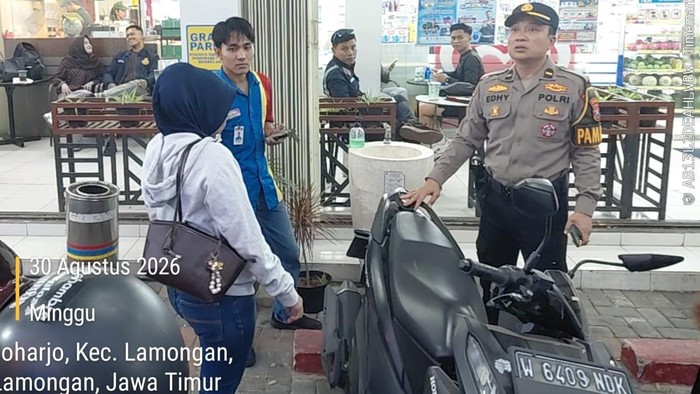 Motor terparkir di salah satu minimarket di Lamongan selama 3 hari berturut-turut. Petugas minimarket lapor ke polisi.